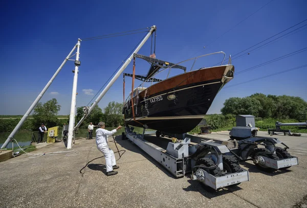 Yacht di lusso che trasporta in un cantiere navale — Foto Stock