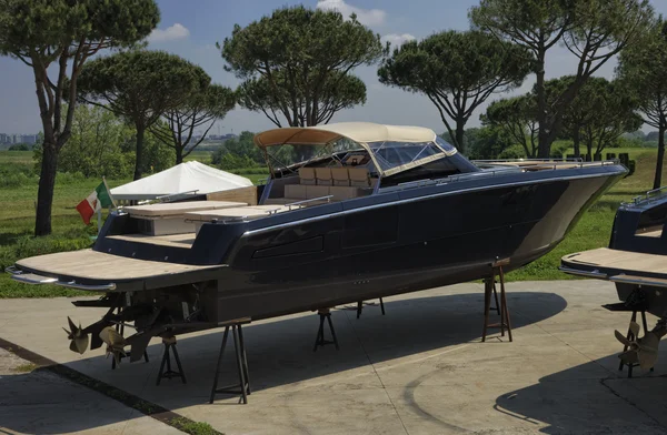 Yacht di lusso a terra in un cantiere navale — Foto Stock