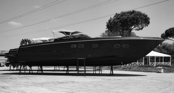 Yachts de luxe à terre dans un chantier naval — Photo