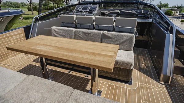 Lyxyacht iland i ett båtvarv, cockpit, kör consolle — Stockfoto