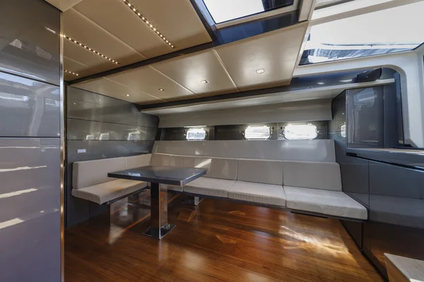 Яхта класса люкс, обеденный стол — стоковое фото