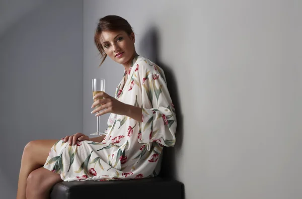 Schönes Mädchen mit einem Glas Weißwein — Stockfoto