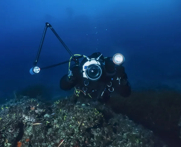 Onderwater fotograaf nemen van foto 's — Stockfoto