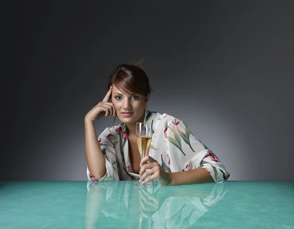 Krásná dívka se sklenkou bílého vína — Stock fotografie