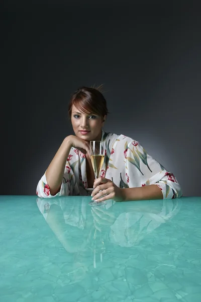 Menina bonita com um copo de vinho branco — Fotografia de Stock