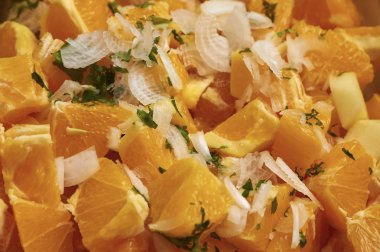 dilimlenmiş soğan, yağ ve tuz ile İtalyan portakal salatası