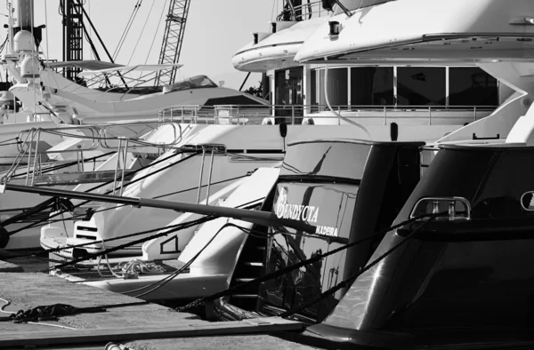 Yachts de luxe dans la marina — Photo