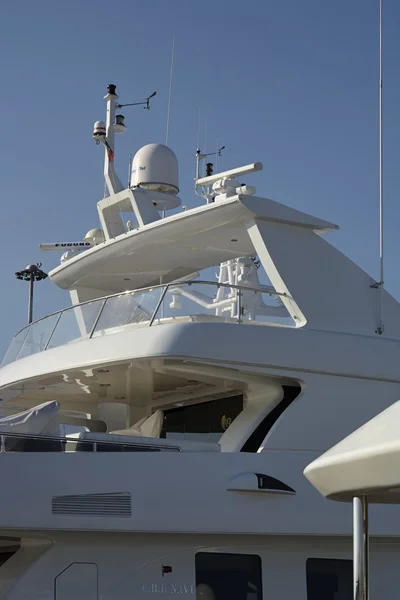 Luxury yacht flybridge in the marina — Stock Photo, Image