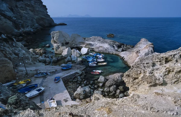 Vista de la costa rocosa — Foto de Stock