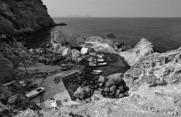Pohled na skalnaté pobřeží — Stock fotografie