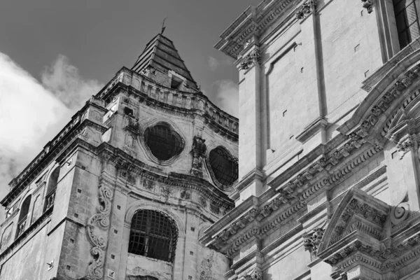 Fachada barroca de S. Francesco y SS. Basílica y Monasterio de Salvatore — Foto de Stock