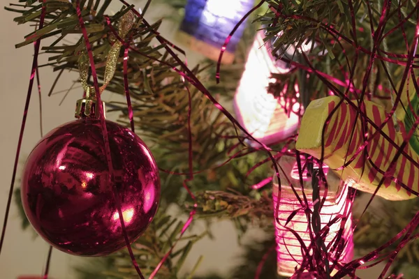 Árbol de navidad luces y decoraciones —  Fotos de Stock