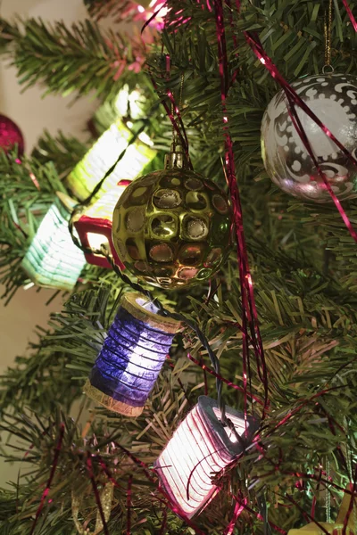 Luzes da árvore de Natal e decorações — Fotografia de Stock