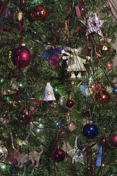 Weihnachtsbaumbeleuchtung und Dekoration — Stockfoto