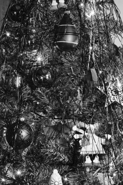 Árbol de navidad luces y decoraciones — Foto de Stock