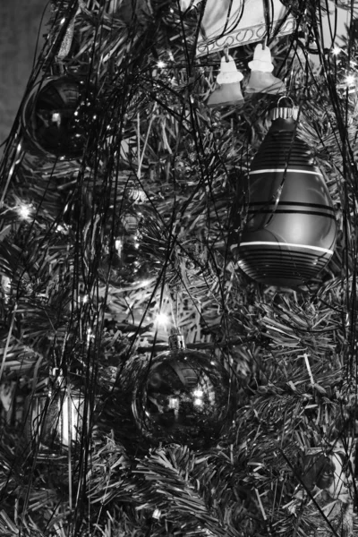 Luzes da árvore de Natal e decorações — Fotografia de Stock