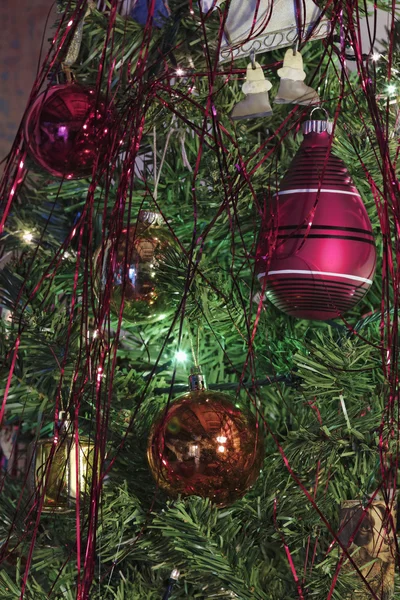 Weihnachtsbaumbeleuchtung und Dekoration — Stockfoto
