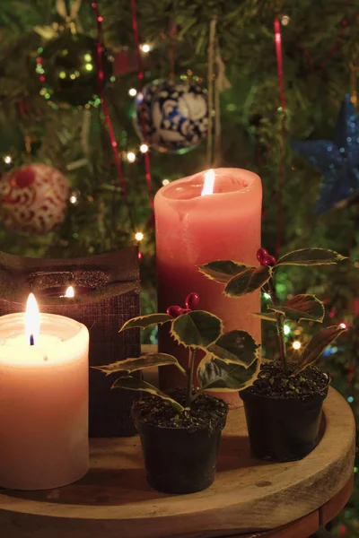 Velas y decoraciones del árbol de Navidad — Foto de Stock