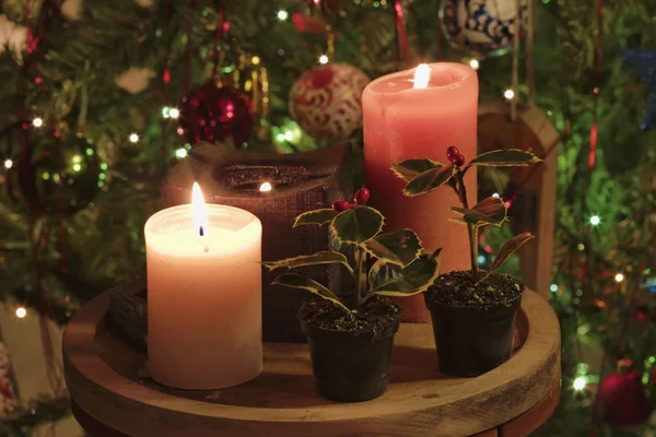Kaarsen en christmas tree decorations — Stockfoto