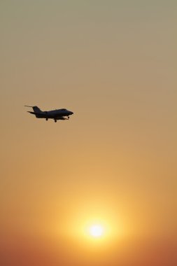 gün batımında gökyüzünde uçan executive jet
