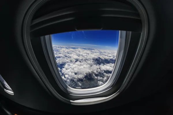 Vista aérea de las nubes desde una ventana de avión —  Fotos de Stock