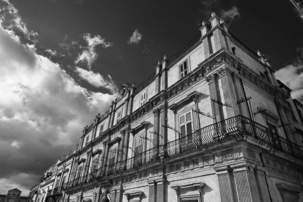 Itália, Sicília, Noto, fachada barroca do edifício — Fotografia de Stock