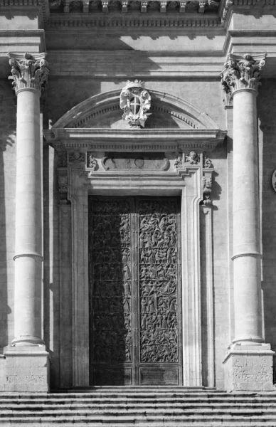 Italië, Sicilië, noto, s. nicolo' kathedraal barokke voorgevel — Stockfoto