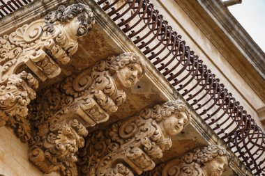 Balkon altında Barok süs heykeller