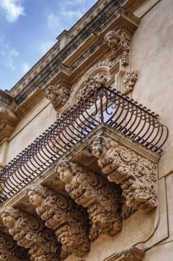 Balkon altında Barok süs heykeller