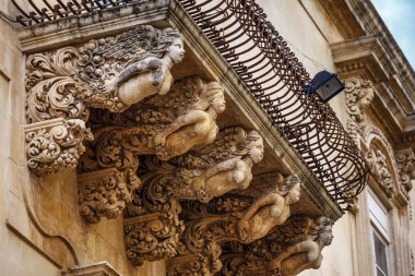 Balkon altında Barok süs heykeller
