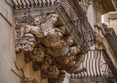 Balkon altında Barok süs heykeller