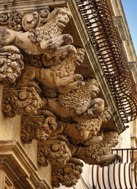 Balkon altında Barok süs heykeller