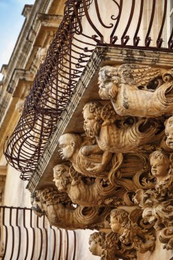 Balkon altında Barok süs heykeller
