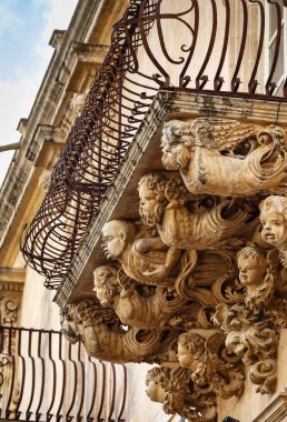 Balkon altında Barok süs heykeller