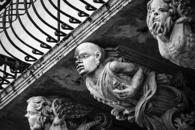 Balkon altında Barok süs heykeller