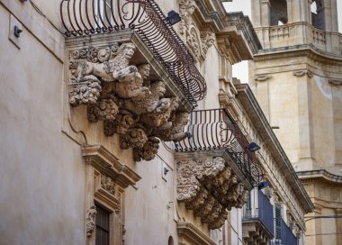 Balkon altında Barok süs heykeller