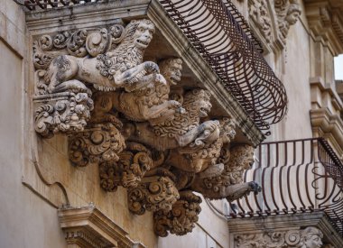 Balkon altında Barok süs heykeller