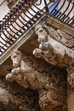 Balkon altında Barok süs heykeller