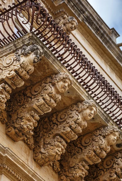 Balkon altında Barok süs heykeller — Stok fotoğraf