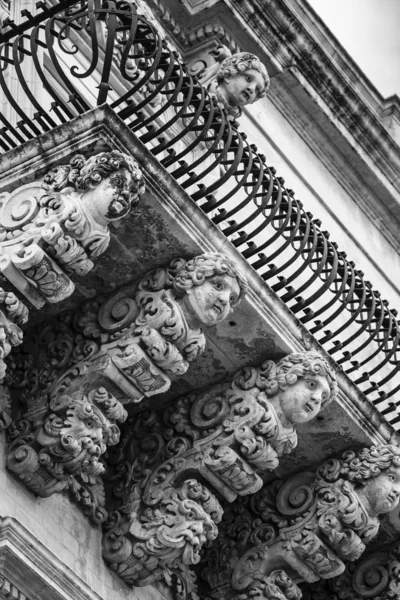 Baroque ornamental statues under the balconies — Stock Photo, Image