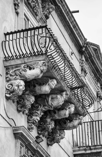 Estatuas ornamentales barrocas bajo los balcones —  Fotos de Stock