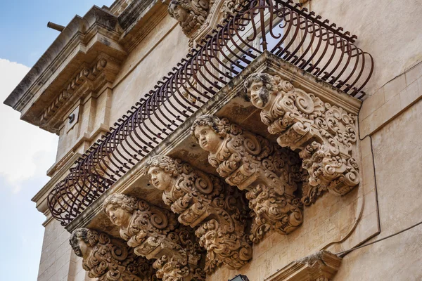 Baroque ornamental statues under the balconies — Stock Photo, Image