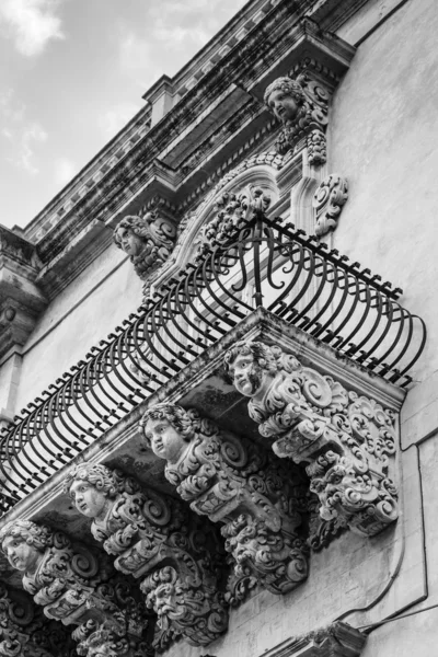 Statue ornamentali barocche sotto i balconi — Foto Stock