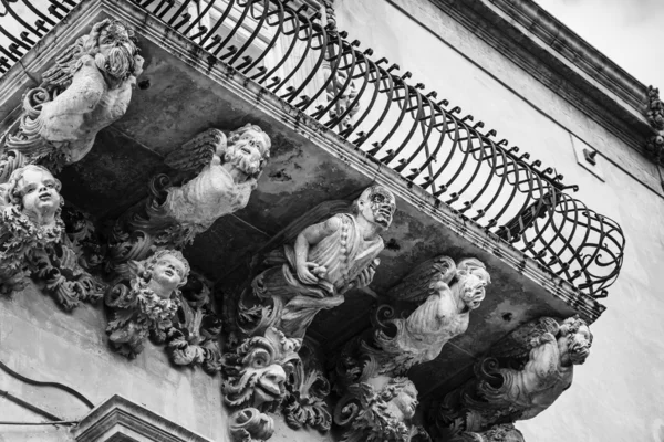 Baroque ornamental statues under the balconies — Stock Photo, Image