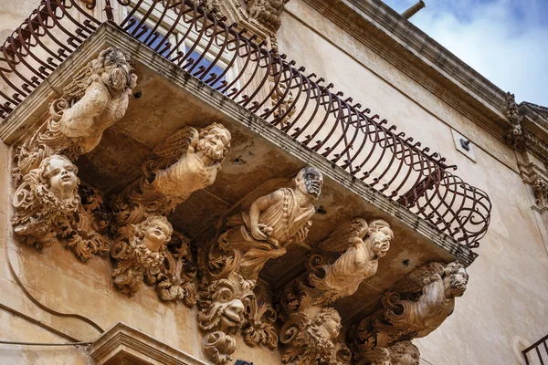 Barokke decoratieve beelden onder de balkons — Stockfoto