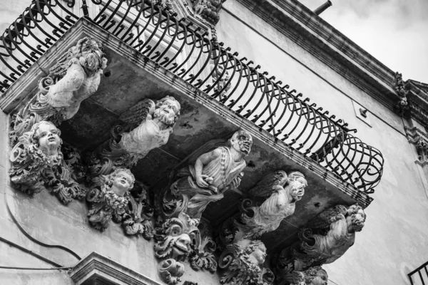 Estátuas ornamentais barrocas sob as varandas — Fotografia de Stock