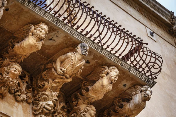 Baroque ornamental statues under the balconies — Stock Photo, Image