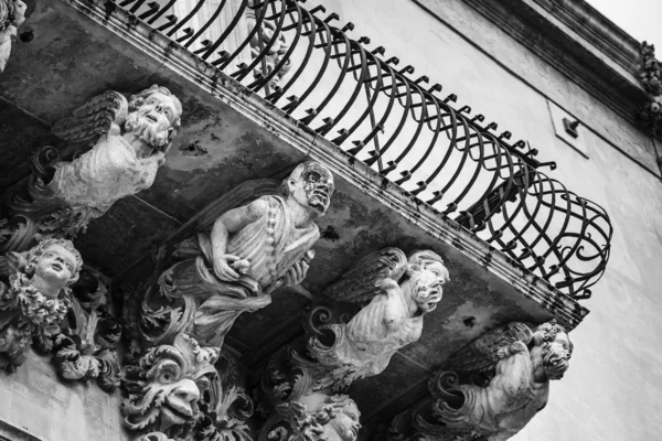 Statues ornementales baroques sous les balcons — Photo