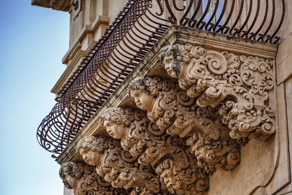 バルコニーの下でバロック装飾的な彫像 — ストック写真