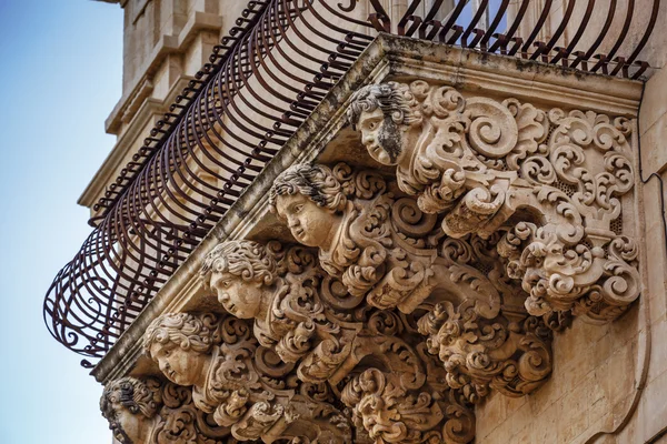 Baroque ornamental statues under the balconies — Stock Photo, Image